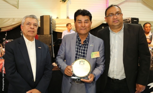 Plaquette voor Dr. Chander Mahabier Plaquette voor Dr. Chander Mahabier