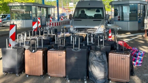Douanemedewerkers verrast: vrouw keert terug van vakantie met 55 koffers