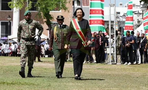  Massale viering van 50 jaar Srefidensi op Onafhankelijkheidsplein
