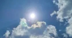 Warme dag met bewolkte lucht 