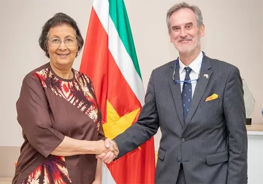  Oostelbos: Suriname moet in Brussel werk maken van visumvrij reizen