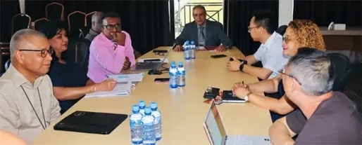 Onderminister Jadnanansing bespreekt 12-urige werkweek met Rosebel  