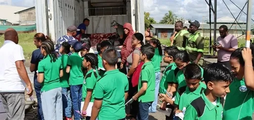 Kinderen leren over de gevolgen van illegale visserij