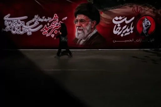 Rouwenden betuigen hun eer terwijl de gedode Iraanse leider Ali Khamenei opgebaard ligt