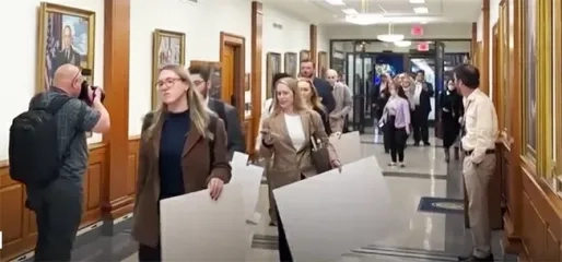 Pers blijft rapporteren, maar buiten de muren van Pentagon 