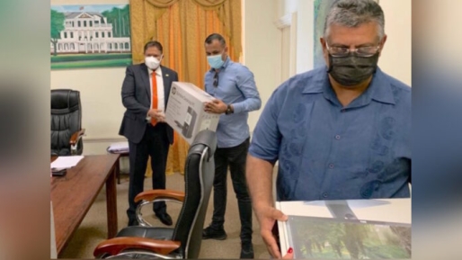 Directeur Reza Amirkhan van de onderneming Charefa, is de eerste die namens drie bedrijven werkattributen heeft overhandigd aan het staatshoofd. Het gaat in deze om 3 laptops, 2 bureau computers en 3 printers. Deze spullen zijn op vrijdag 24 juli 2020 overhandigd aan het staatshoofd.
