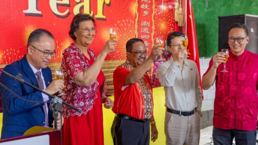 President en vicepresident vieren Chinees Nieuwjaar bij Chung Fa Foei Kon