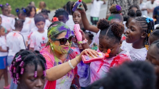 Kinderen uit dertig tehuizen vieren Phagwa samen op Onafhankelijkheidsplein