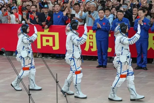 China stuurt astronaut op jaarlange ruimtemissie, wil maanlanding in 2030