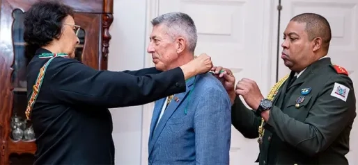 Franse ambassadeur onderscheiden bij afscheid na vier jaar in Suriname