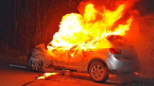 Auto vliegt in brand, oorzaak nog onbekend