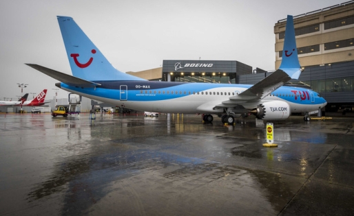 Een van de Boeing 737 MAX toestellen van luchtvaarmaatschappij TUI fly Benelux bij de fabriek van vliegtuigbouwer Boeing. © ANP Een van de Boeing 737 MAX toestellen van luchtvaarmaatschappij TUI fly Benelux bij de fabriek van vliegtuigbouwer Boeing. © ANP