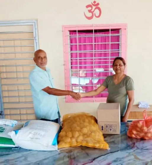 NDP verstrekt voedselpakketten aan mandirs tijdens Navratri