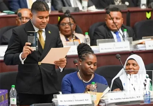 Nieuwe parlementariërs beëdigd in Guyana; ook verdachte Mohamed legt eed af