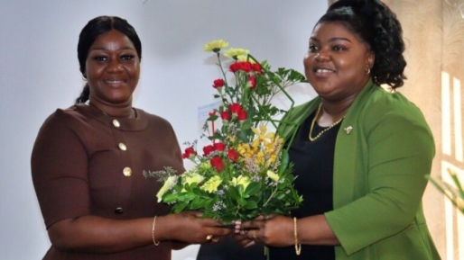 Minister Miquella Huur neemt een bloemstuk in ontvangst van haar voorganger Gracia Emanuel. Foto: CDS