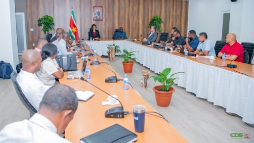 President Simons bespreekt loonstructuur en continuïteit luchtvaartsector met SATCA