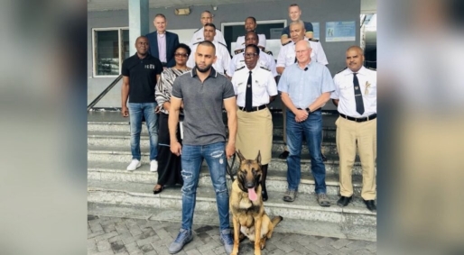 Nederland draagt eerste drugsspeurhond over aan Douane Suriname