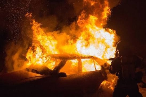 Twee geparkeerde voertuigen vermoedelijk doelwit van brandstichting