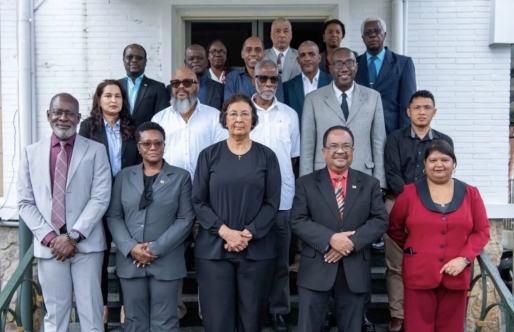 President Simons installeert Nationaal Ontwikkelingsplatform voor langetermijnontwikkeling Suriname