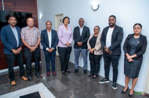 President Simons en SVB bespreken ontwikkeling Surinaams voetbal en positie diasporaspelers