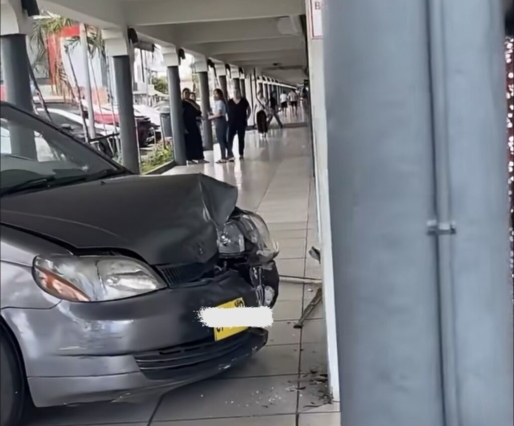 Auto rijdt Hermitage Mall binnen en botst tegen unit