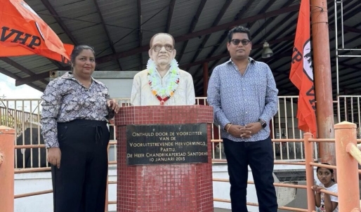 Gajadien kondigt borstbeelden Santokhi aan als erkenning voor zijn bijdrage aan VHP en Suriname