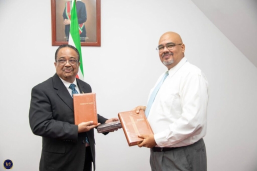 Vicepresident Rusland ontvangt bijbels van Surinaams Bijbelgenootschap