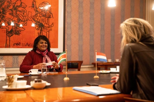 Kajsa Ollongren ontvangt de Surinaamse minister van Defensie Krishna Mathoera