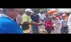 Embedded thumbnail for President Santokhi geeft het startsein voor de bouw van een betonnen brug tussen Wakay en Washabo